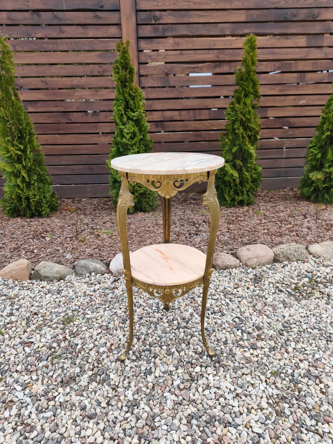 Stalelis su onikso akmenukais