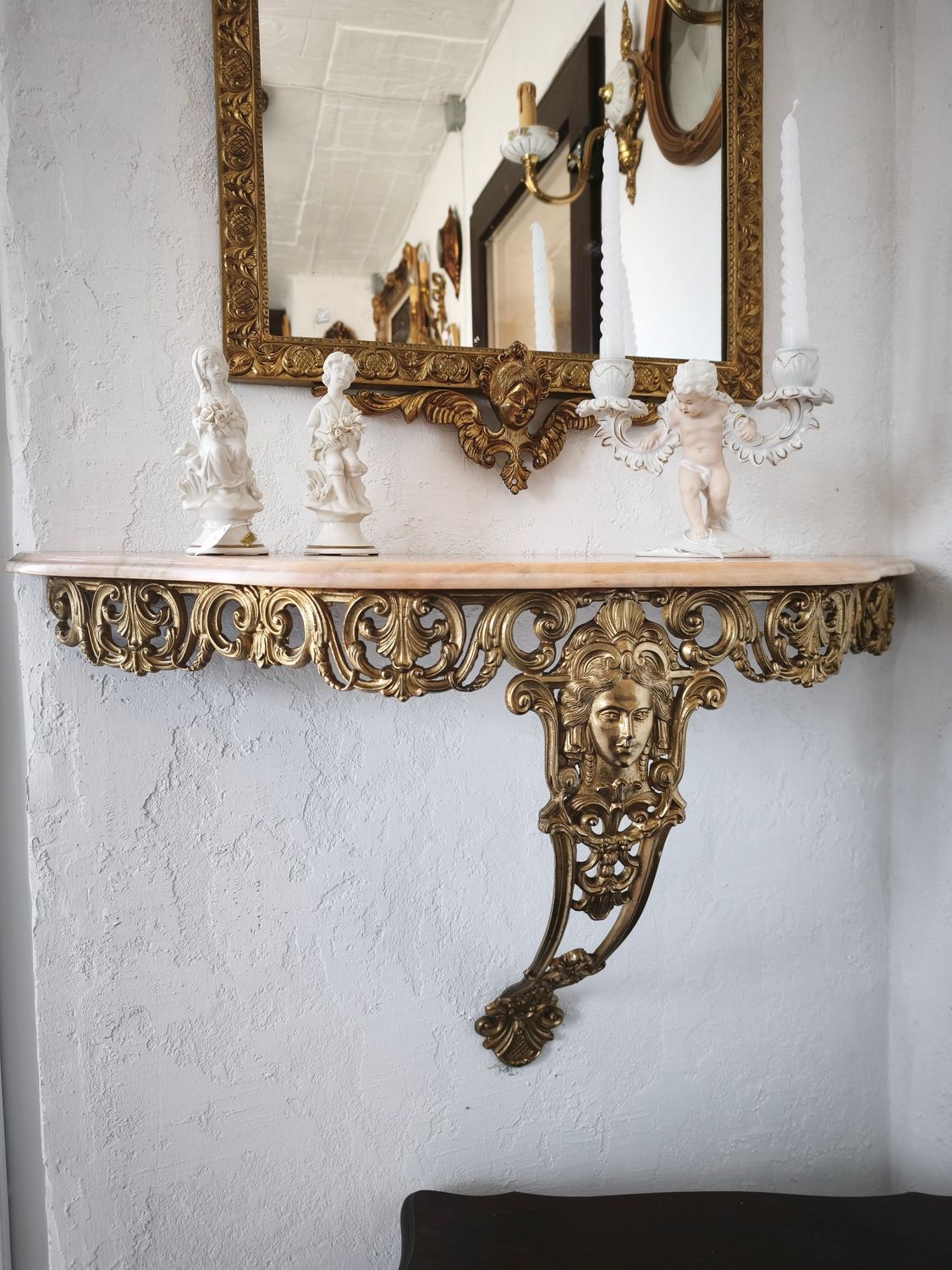 Žalvarinė konsolė su akmeniu