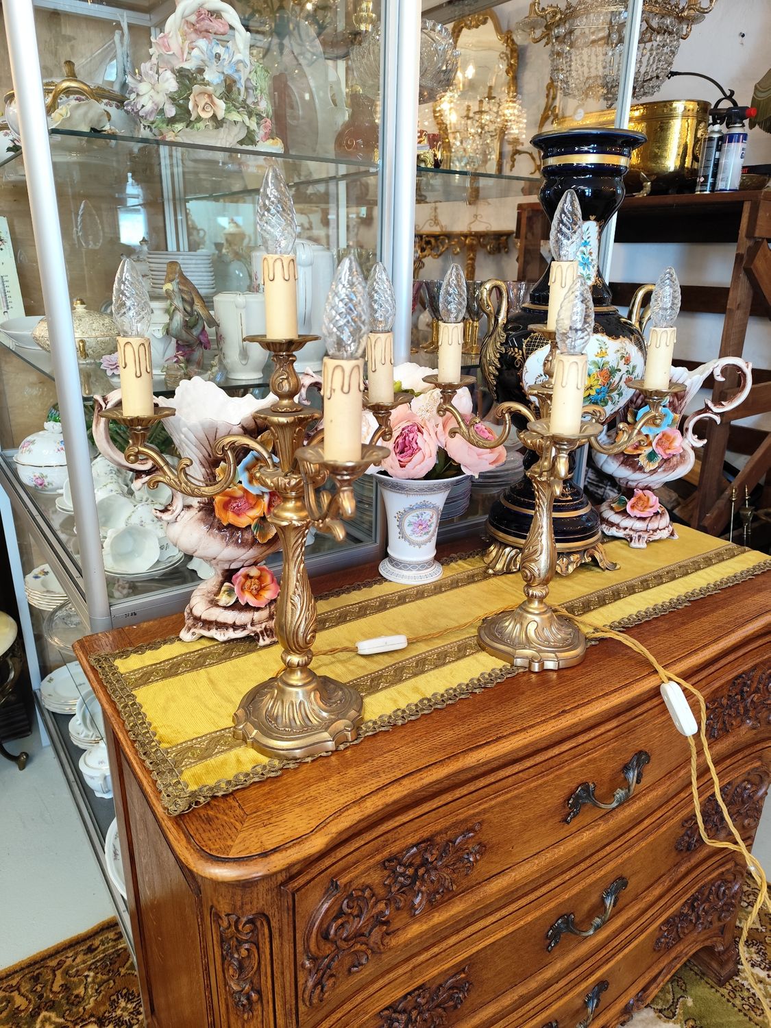 Du vienodi staliniai šviestuvai