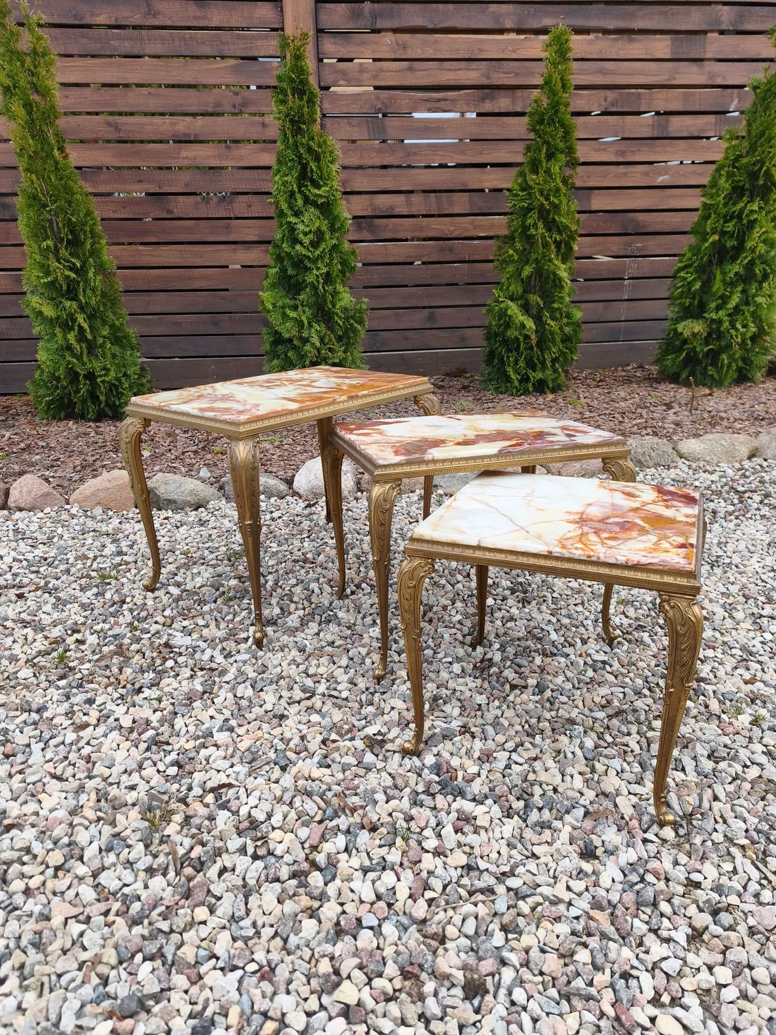 Trijų žalvarinių staliukų komplektas