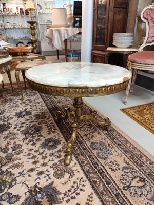 Stalelis su akmeniniu stalviršiu