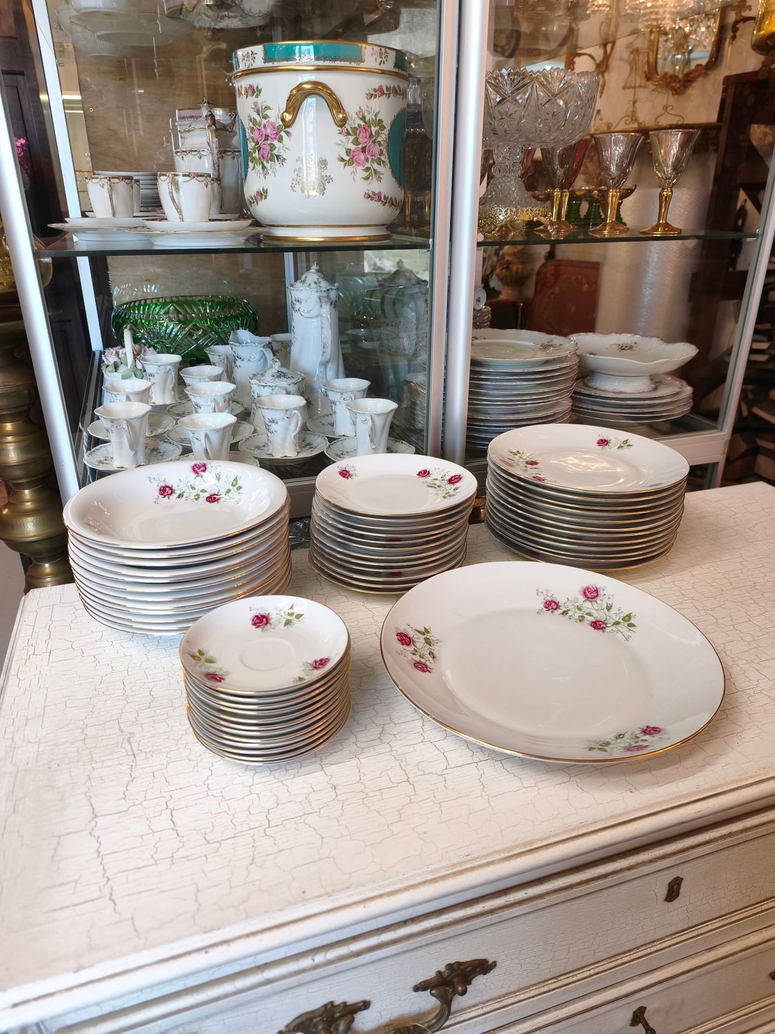 Porcelianinių lėkščių servizas