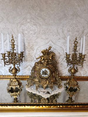 Žalvarinis laikrodžio ir žvakidžių komplektas