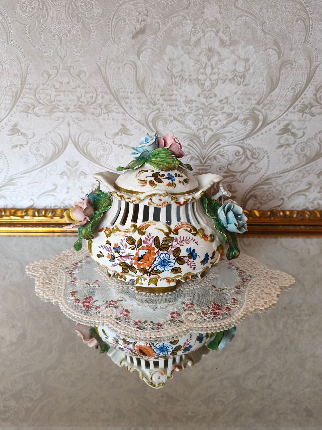Rankų darbo "Capodimonte" indelis