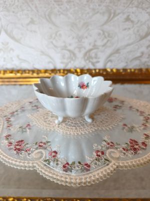 "Limoges" porceliano vazelė ant kojelių
