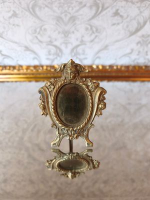 Nedidukas žalvarinis rėmelis