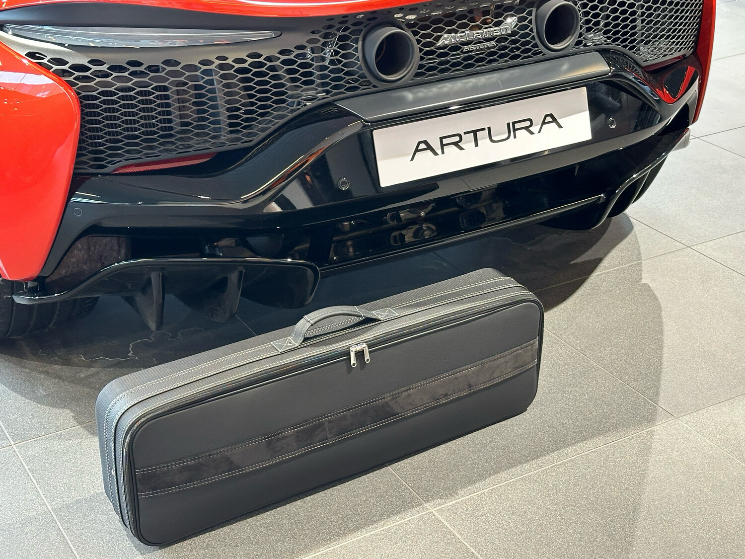 McLaren Artura (1 suitcase) - shelf