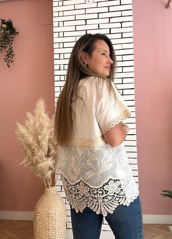 Camiseta bajo bordado