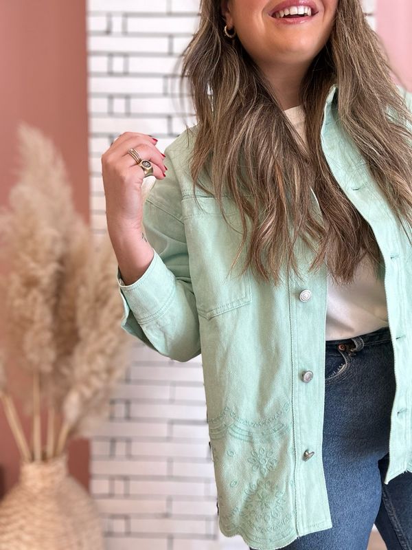 Chaqueta bordada menta