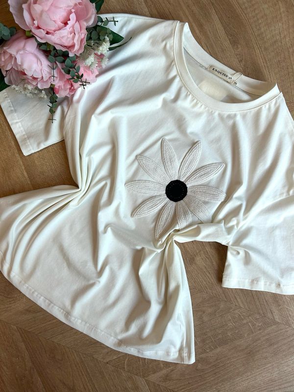 Camiseta flor bordada