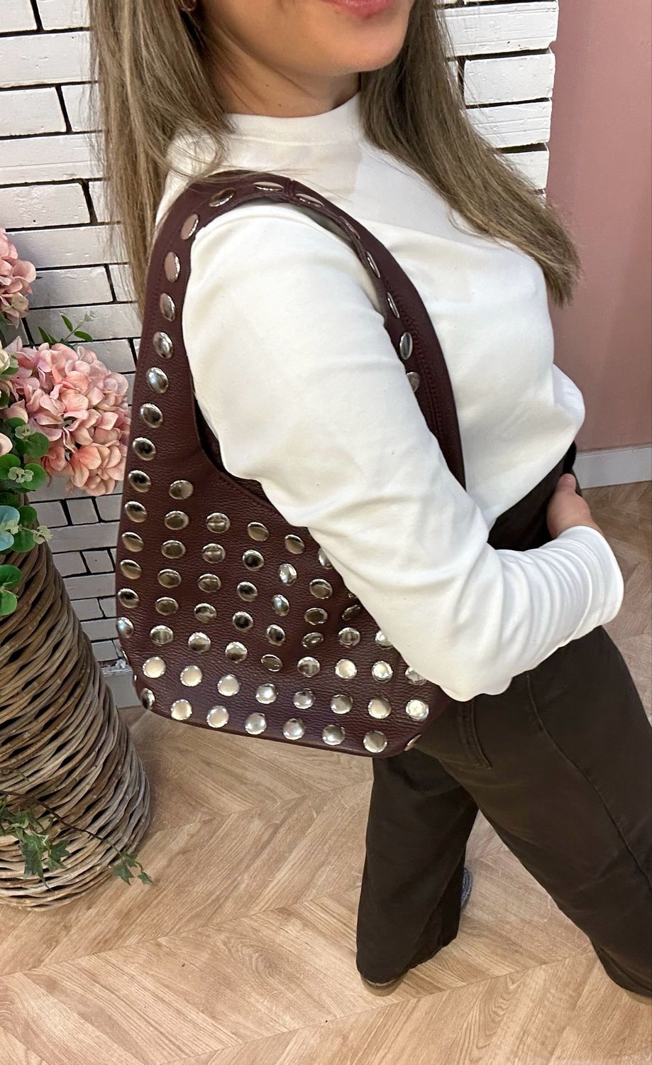 Bolso tachuelas granate