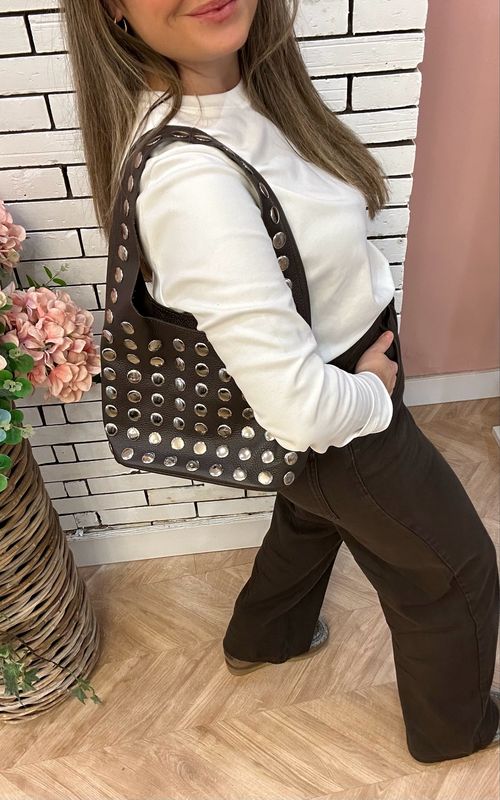 Bolso tachuelas chocolate