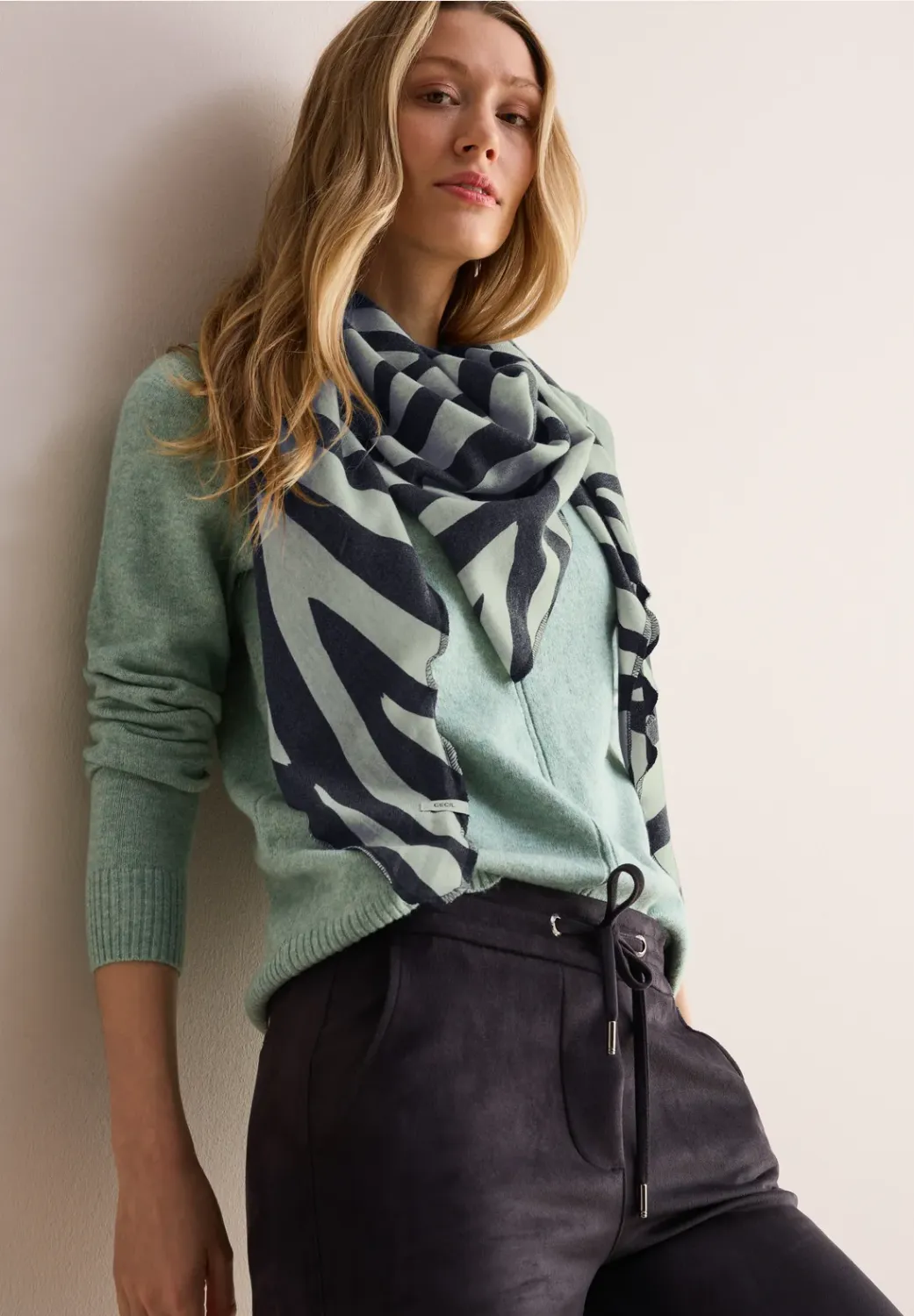 Cecil O_Cozy Print Triangle Cloth