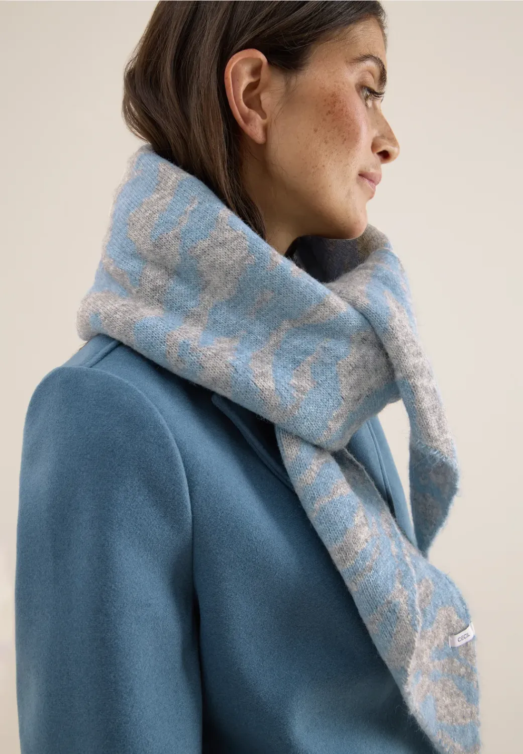 Cecil O_Zebra Knit Triangle Cloth