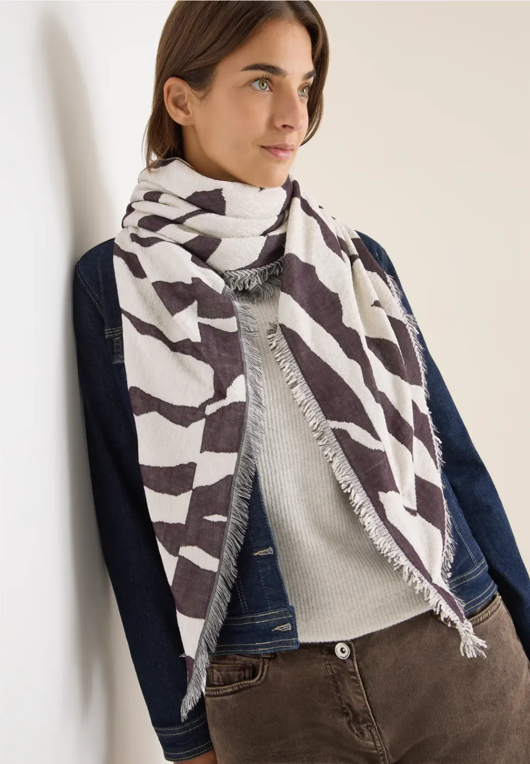 Cecil Woven Chenille Triangle Clo