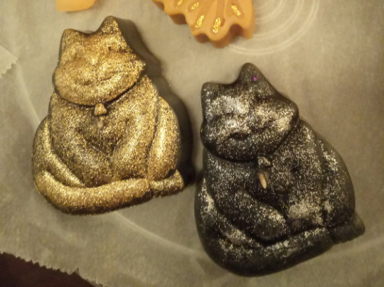 The two cats, candles