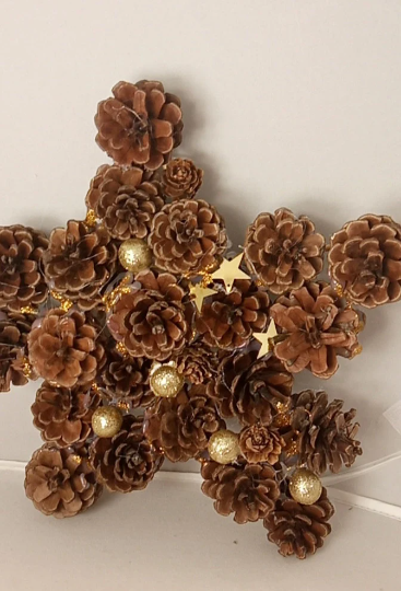 Pine cone star, 23 cm diameter