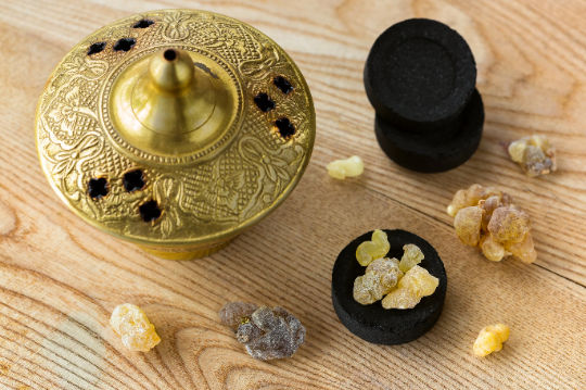 18 medium-sized charcoals, in 3 packs from 6