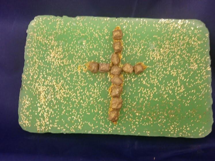 Decorative wax plaque decorated with gold Frankincense and gold glitter, handmade. The gold frankincense and the green color a lot of people believe they bring money!!! 14.5x9.5cm Decorative wax plaque decorated with gold Frankincense and gold glitter, handmade. The gold frankincense and the green color a lot of people believe they bring money!!! 14.5x9.5cm