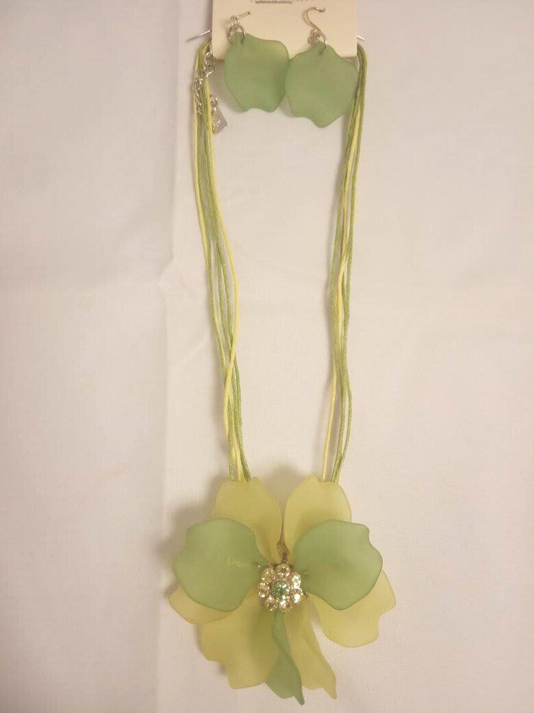 Set necklace and earrings