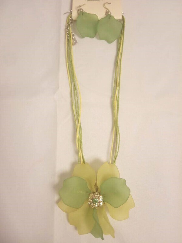 Set necklace and earrings
