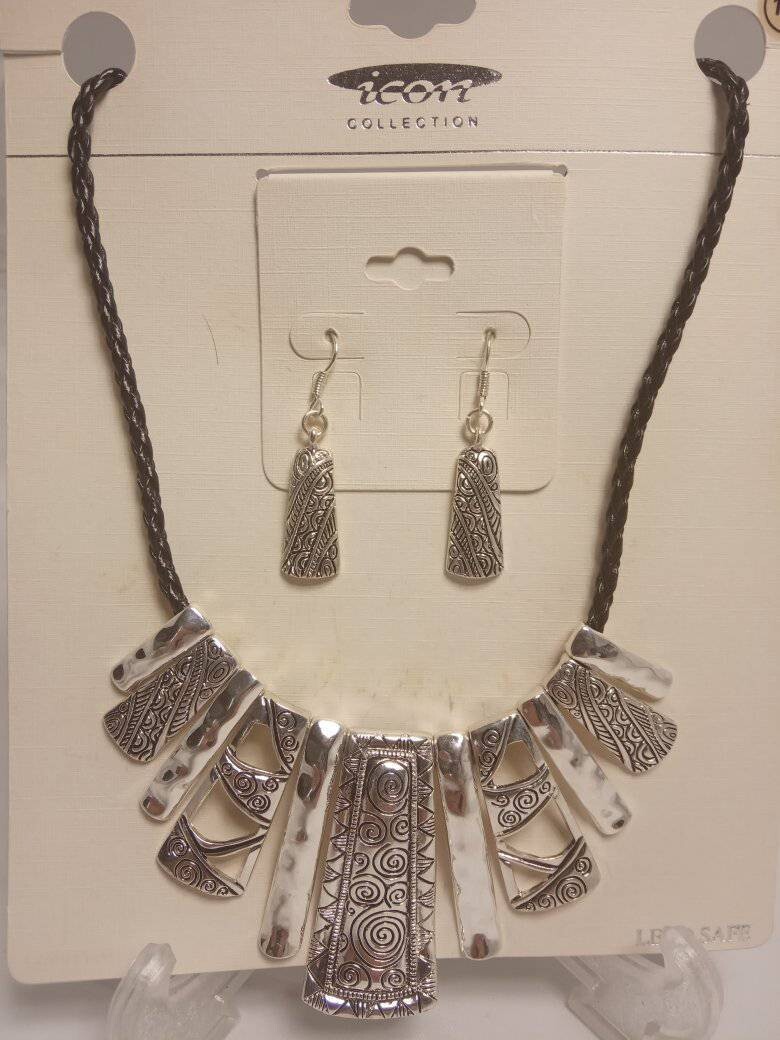 Set necklace wth earrings