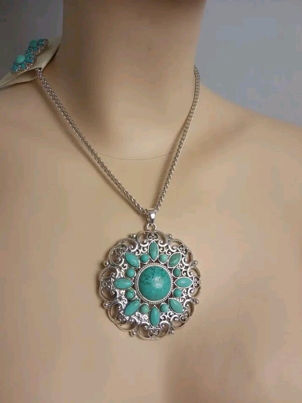 Set necklace and earrings