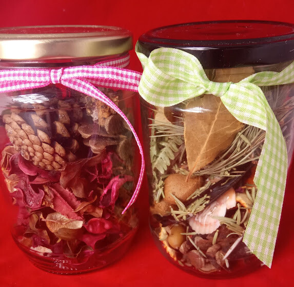 Mountain pot pourri, two jars with different botanical content