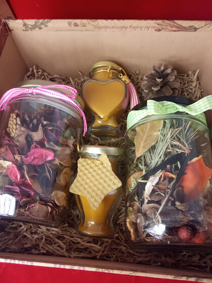 Gift box, with forest-wood Potpourri, two jars and two jars with pure beeswax candles