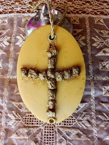 Decorative beeswax sachet with gold incense