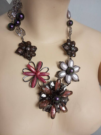 Set necklace and earrings