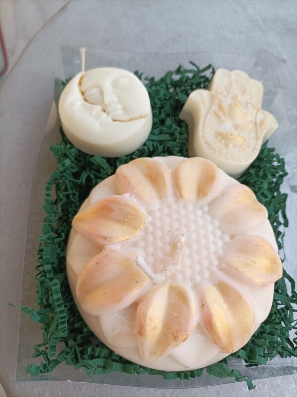 Gift box with 3 candles