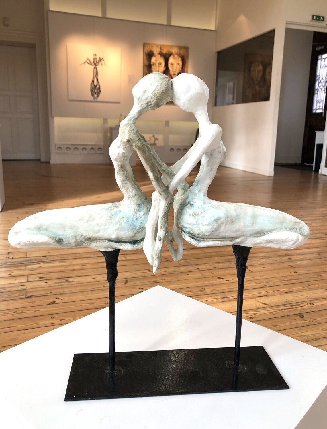 "Dos à Dos".
Sculpture env. 40cm de haut. 
Alliage plâtre et résines, pigments naturels, vernis, support métal.
Artiste "Ignara".