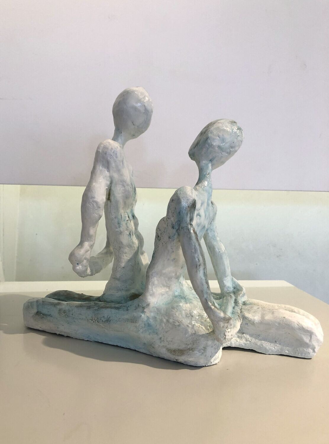 "Instant suspendu".
Sculpture argile et divers, encres et poudre d'or.
27cm de haut x 31cm de large à la base.
Artiste 'Ignara'.