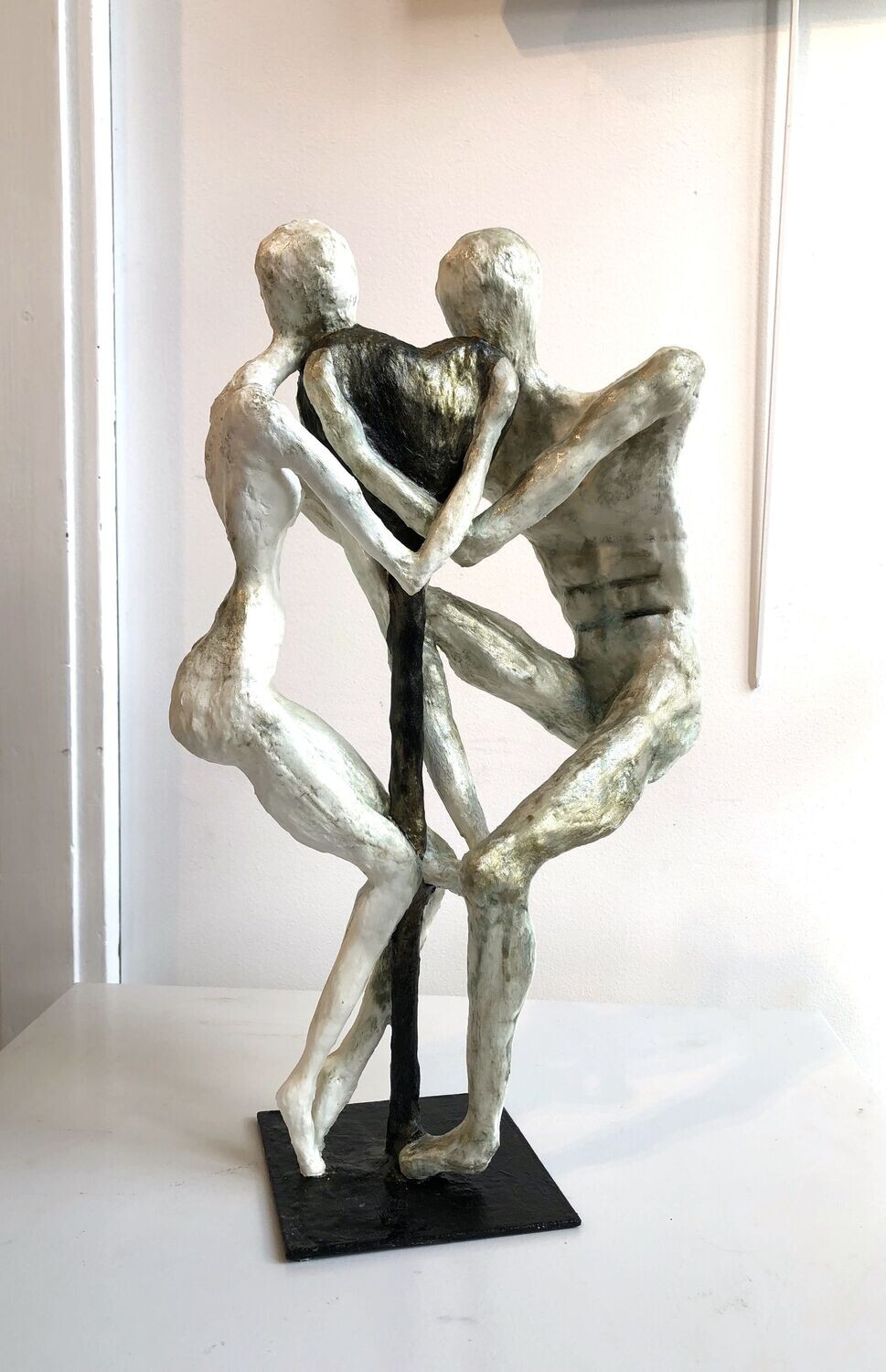 "Amour".
Sculpture env 50cm de haut sur support métal.
Amalgame divers matériaux, résines, pigments naturels.
Artiste "Ignara".