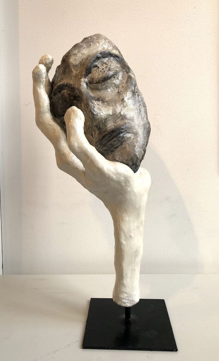 "Le silence".
Sculpture de env. 50cm de haut.
Amalgame divers et résines, pigment naturels sur support métal.
Artiste "Ignara".