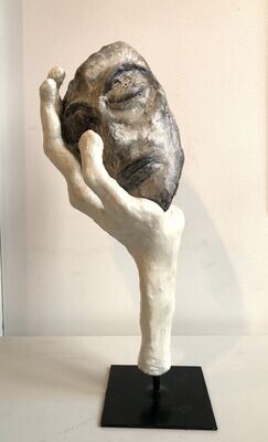 "Le silence".
Sculpture de env. 50cm de haut.
Amalgame divers et résines, pigment naturels sur support métal.
Artiste "Ignara".