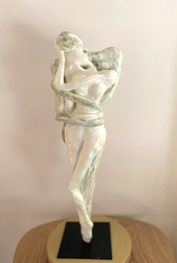 "Simplement l'émoi". (Couple)
Sculpture divers et argile, résines, pigments naturels.
Squelette métal et support métal. 50cm de haut.
Artiste "Ignara".