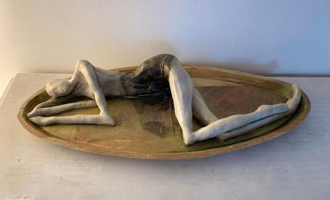 "Se retrouver seul avec soi...."
Sculpture de femme argile allongée sur socle bois exotique.
Argile, pigments naturels, tissus, poudre or et bois.
Artiste "Ignara".