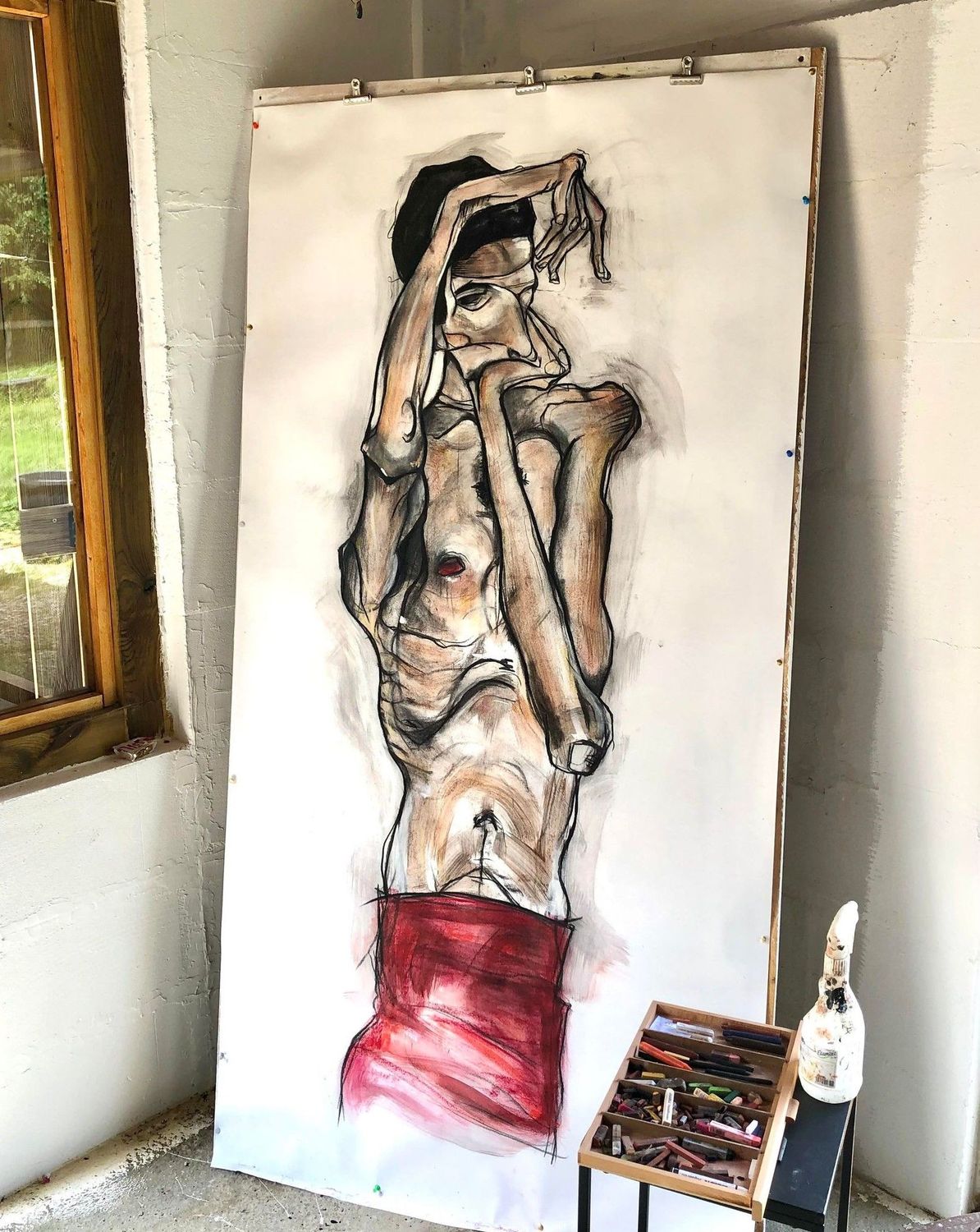 Un air de E.Schiele.
Réalisation à partir d'une de ces oeuvres.
Sur papier 190 de haut et 100cm de large.
Pastels, fusains, encres. (envoi en rouleau).
Artiste (Skitsen)