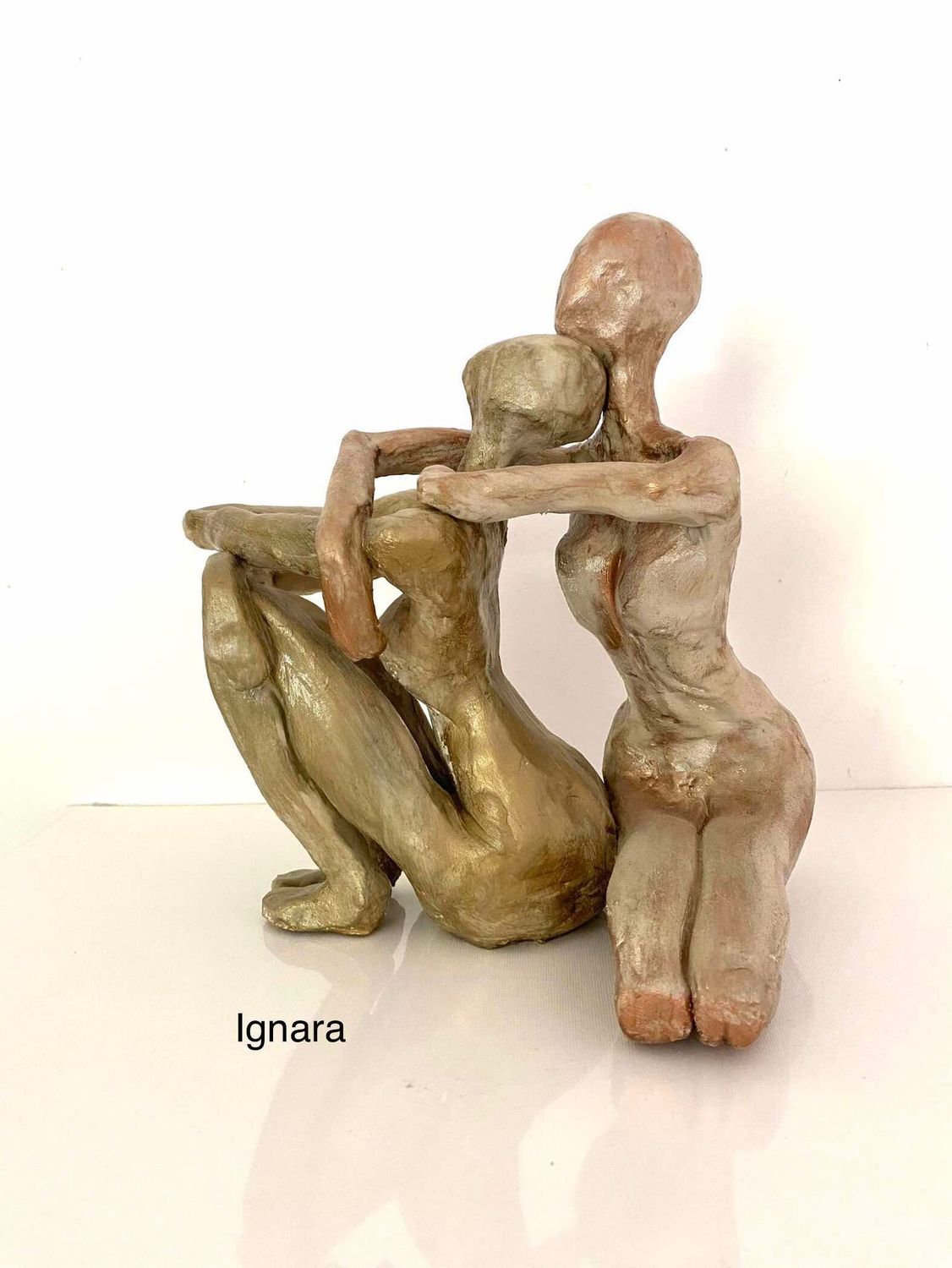 "Te garder contre moi"
Sculpture entièrement en argile. 35cm de haut x env. 20cm de largeur
Patine pigments naturels. Vernis.
"Ignara"