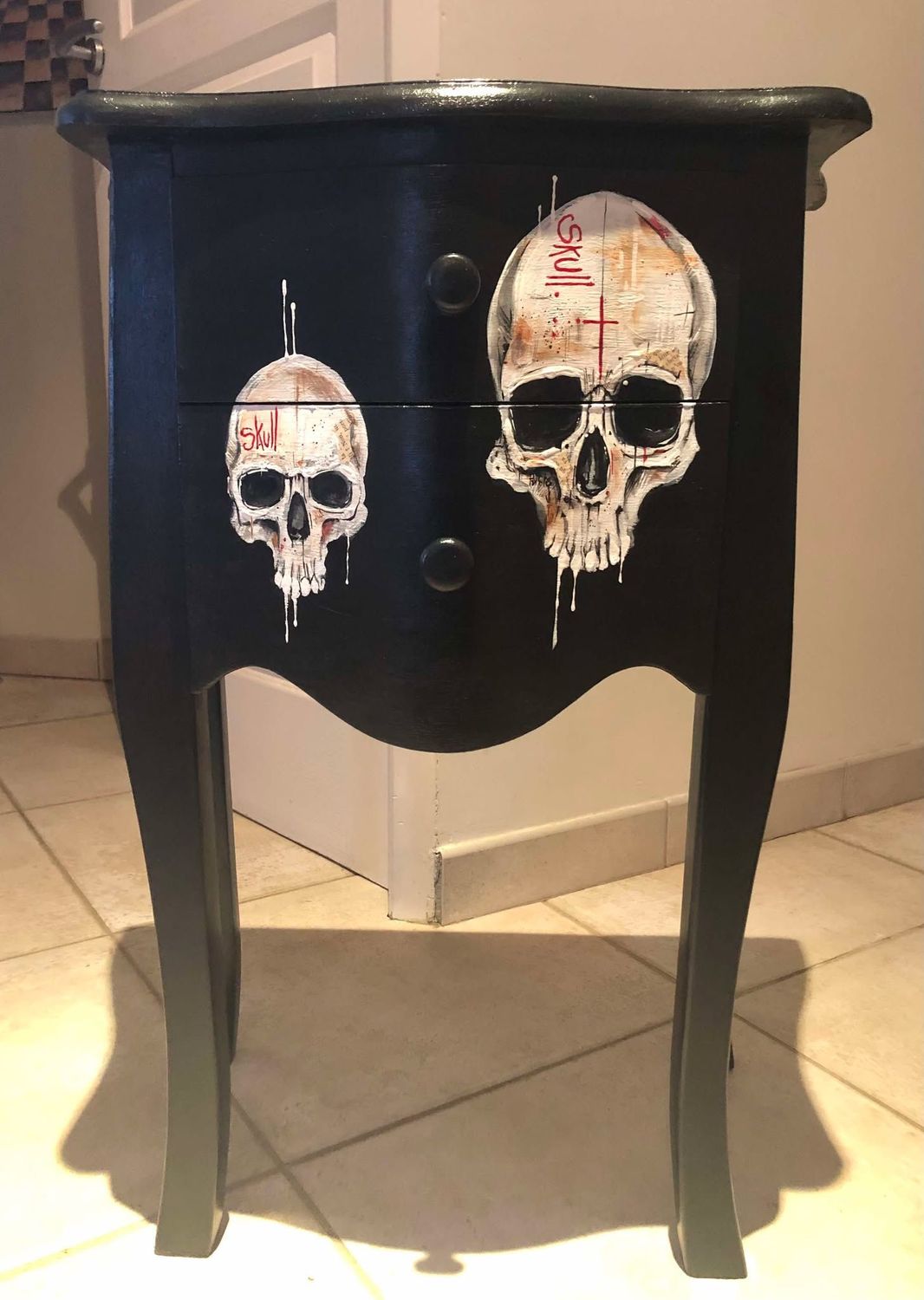 "Petit meuble année70 en bois Skulls" Peinture personnalisée, acrylique, encre chine, vernis... 74 de haut, 52cm de large et 30 de profondeur. "Skitsen"