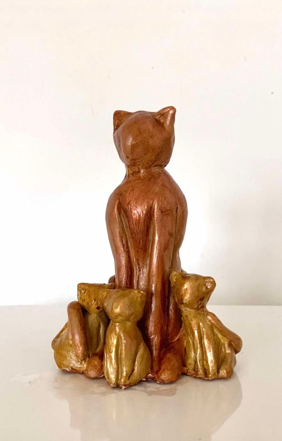 "Instant de douceur". Chatte et ses chatons.  Sculpture argile de 18cm de haut et 14cm de large. Argile, patine pigments naturels et or., vernis. Ignara.