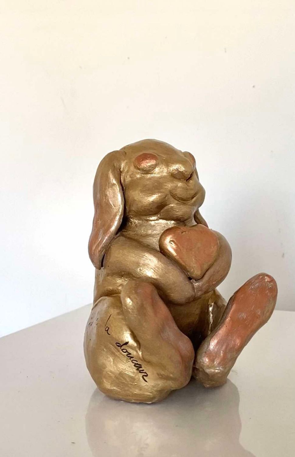 "Le choix de l'amour". Sculpture argile lapinou de 16cm de haut x 12cm de large. Argile, patine pigments naturels, et or. Vernis. Ignara
