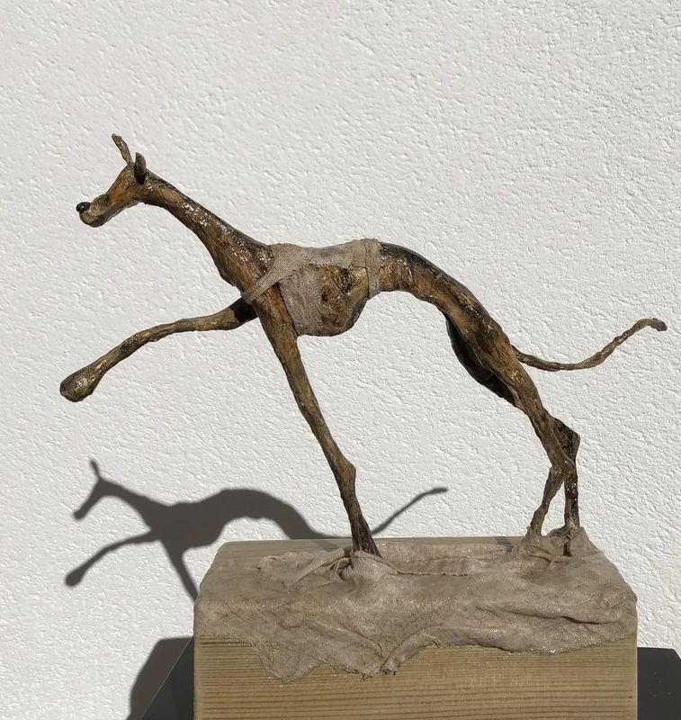 "Le chien au harnais". Sculpture argile sur socle bois. Argile, squelette fil métallique, harnais en tissus durci, patine pigments naturels, vernis. "Skitsen"