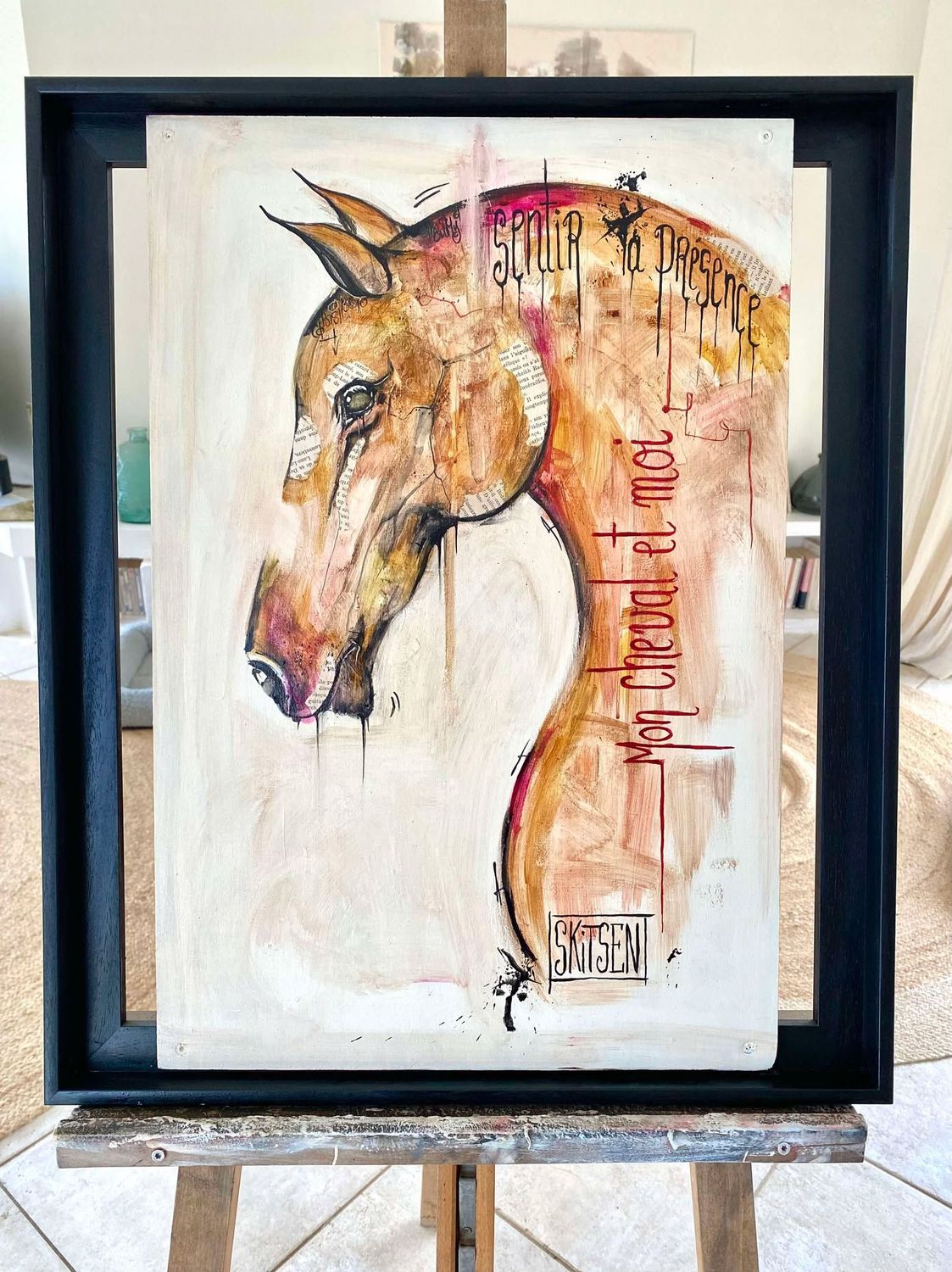 "Sentir ta présence". Sur une plaque de bois intégrée dans une caisse américaine (cadre bois noir) Acrylique, pastels, fusains, encres, collages, vernis. "Skitsen"