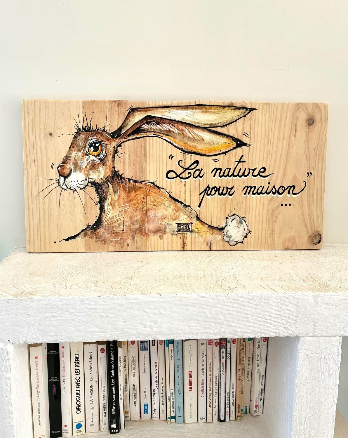 Plaque bois pour votre maison.  A installer partout. 60cmx30cm.  Motif lapin pastels, acrylique, encres....  Vernis incolore et résistant aux chocs.  "Skitsen"