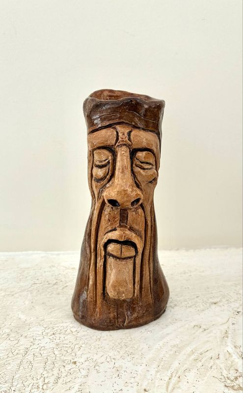 Sculpture argile de 16cm de haut. Patine pigments naturels.... espace pour poser une bougie. 'Skitsen"
