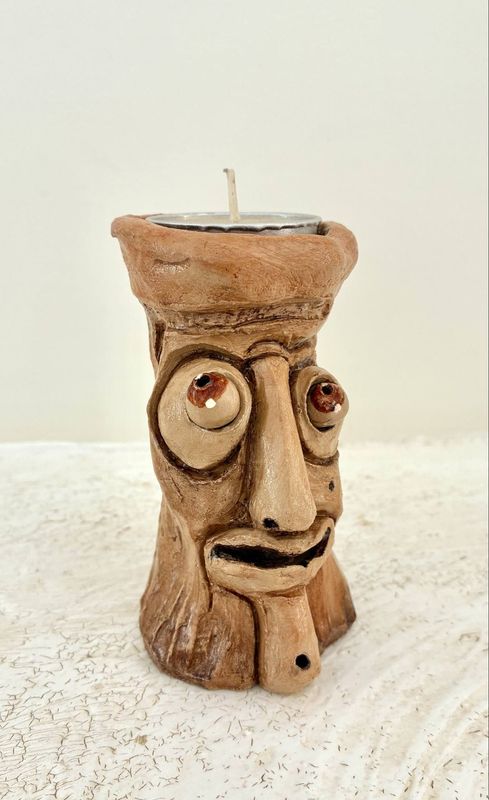 "Sculpture argile 11 cm".  Patine pigments naturels, vernis, peu servir de porte bougie. "Skitsen"