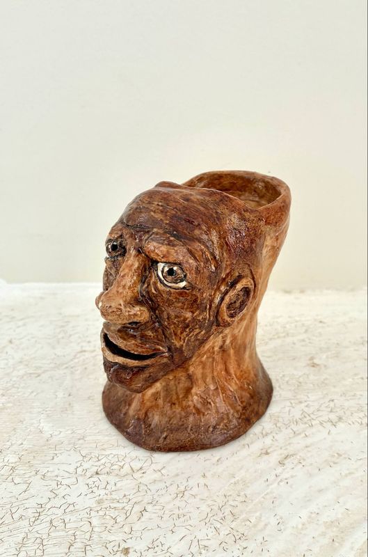"Sculpture argile de 9cm de haut".  patine pigments naturels, vernis. peu servir de porte bougie. "Skitsen"
